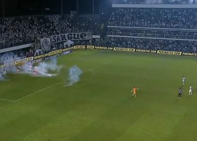 Torcida do Santos jogou bombas no lado do goleiro Cássio