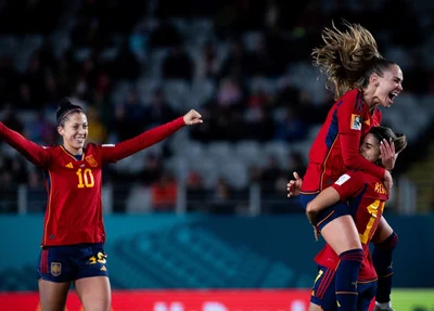 Espanha vence por goleada e se classifica para as oitavas