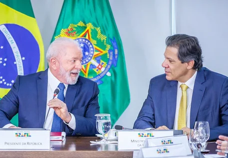 Governo Lula quer limitar aumento dos pisos da saúde e educação a 2,5%