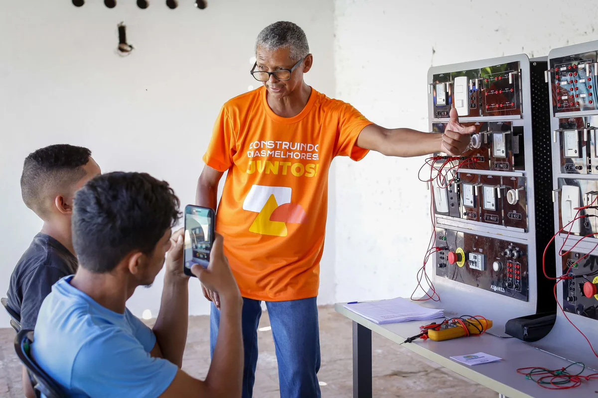 Dia da Construção Civil é marcado por ação social no clube do