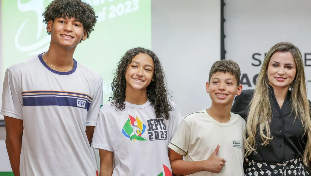 Alunos beneficiados pelo Bolsa Atleta e Josiane Campelo