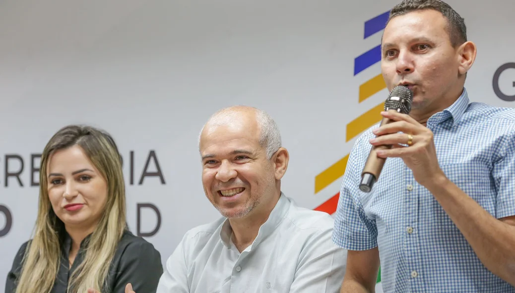 Autoridades presentes na solenidade de assinatura dos termos do Bolsa Atleta