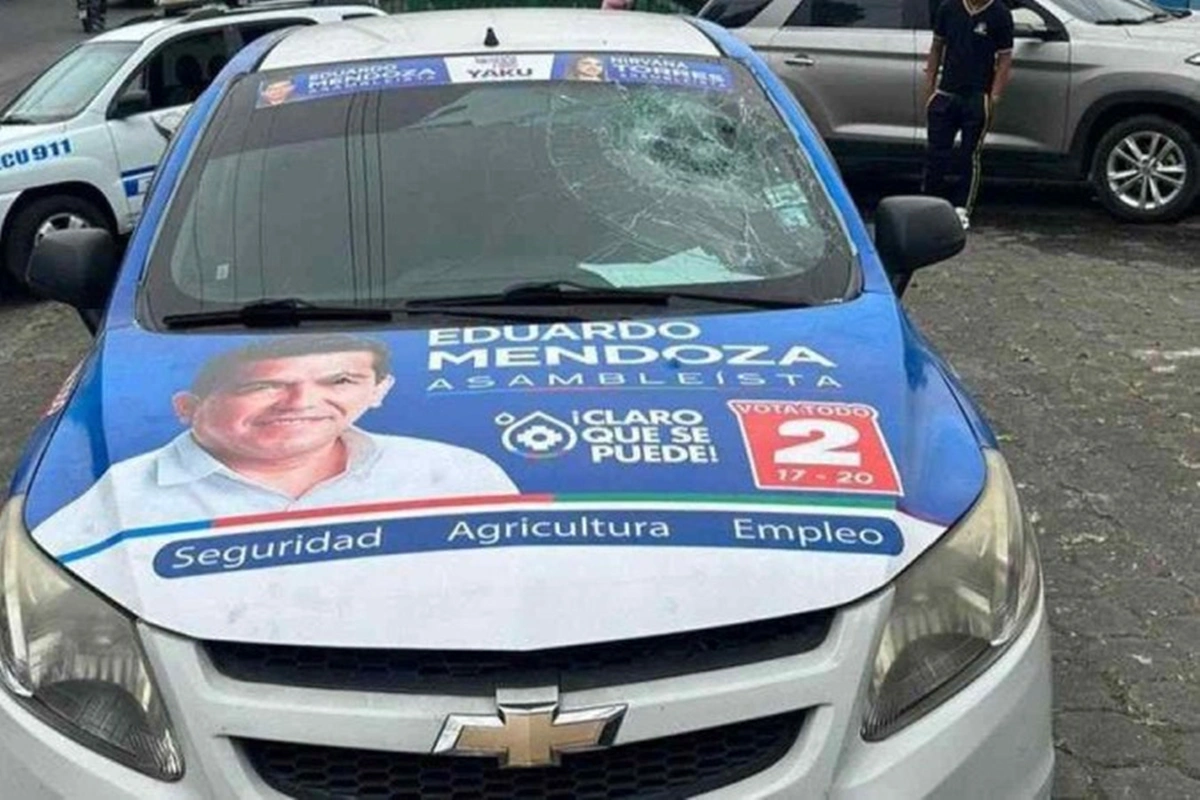 Carro em que Estefany Puente, seu pai e um funcionário estavam