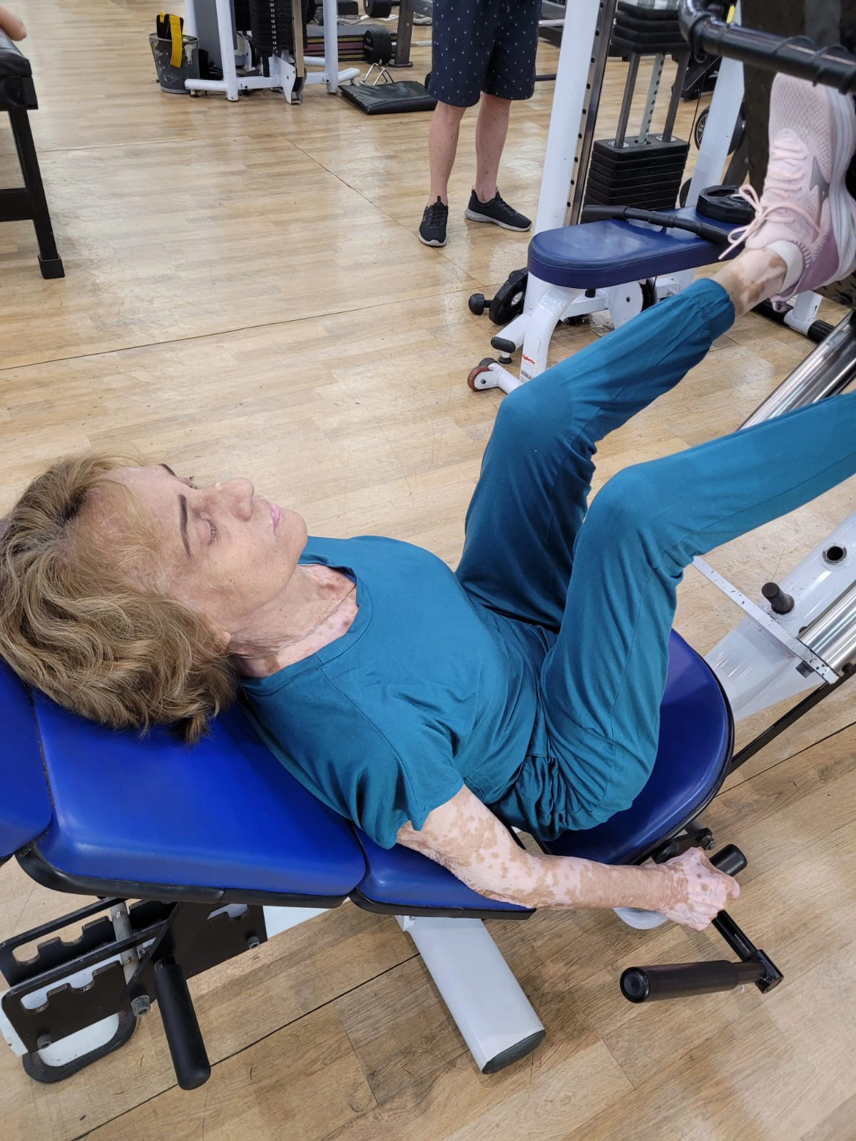 Dona Silvia treina musculação para combater a osteoporose