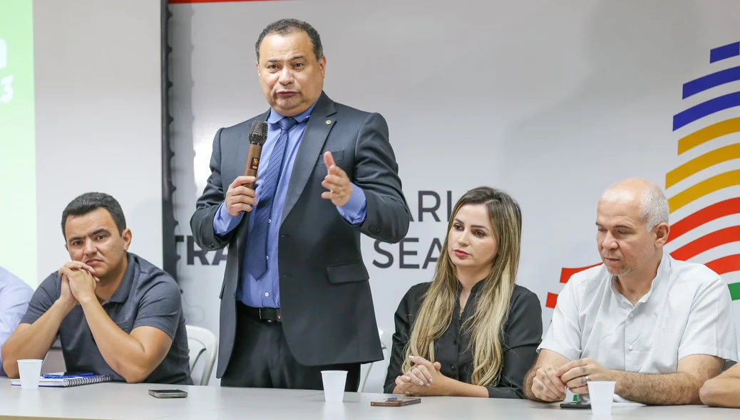 Evaldo Gomes discursando na solenidade de assinatura dos termos do Bolsa Atleta