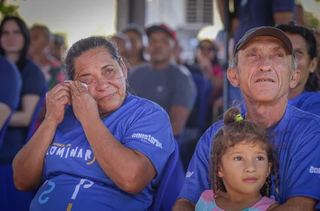 Moradora contemplada pelo projeto, bastante emocionada