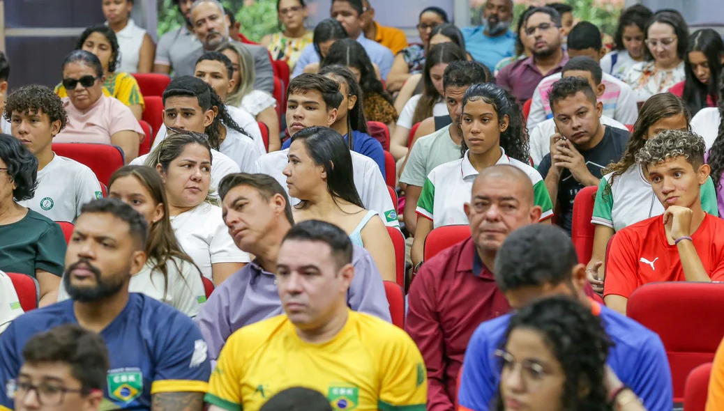 Público presente na solenidade de assinatura dos termos do Bolsa Atleta