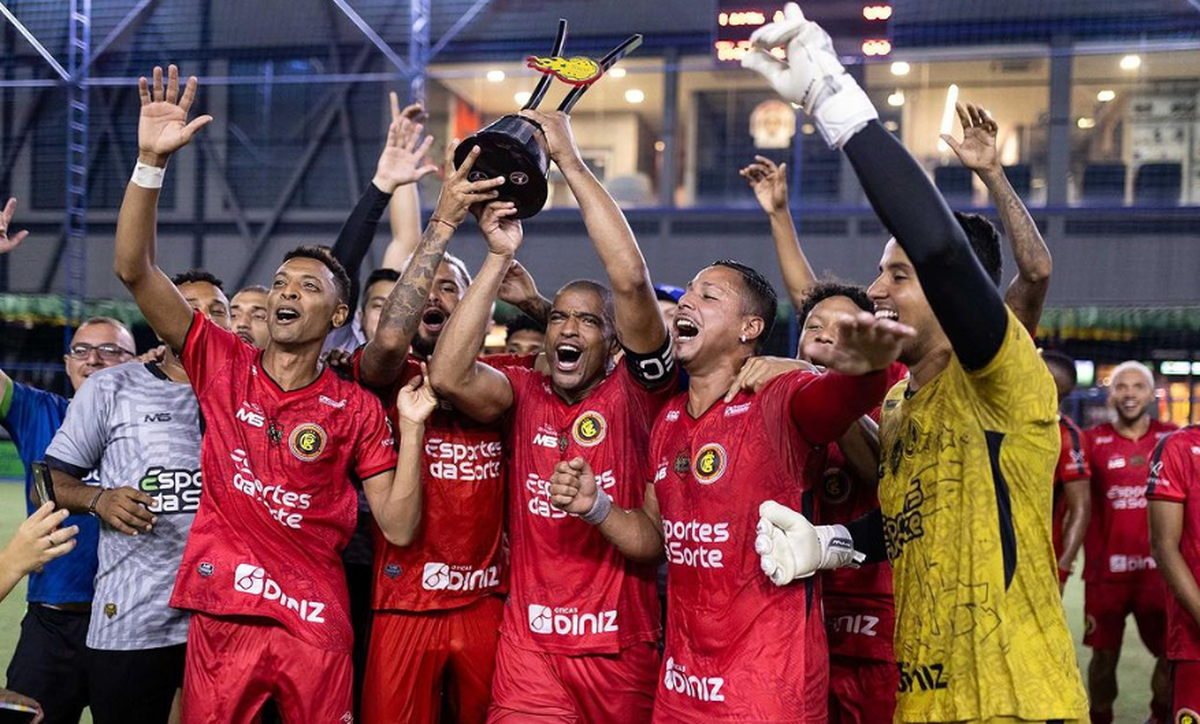 Governador entrega a taça de campeão na decisão do Campeonato