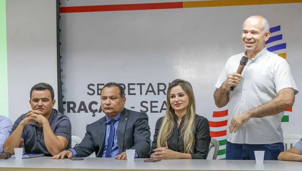 Tiago Vasconcelos discursando na solenidade de assinatura dos termos do Bolsa Atleta