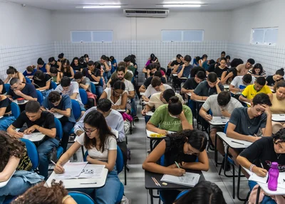 Alunos realizando simulação para o ENEM em sua escola