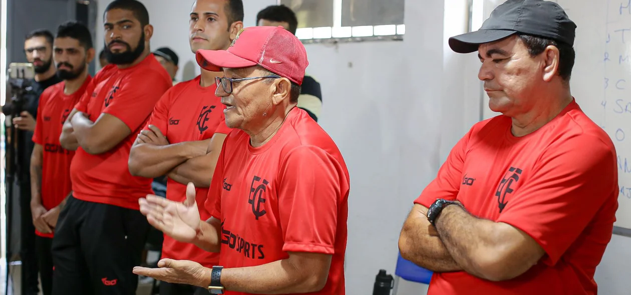 Comissão Técnica passando as instruções aos jogadores