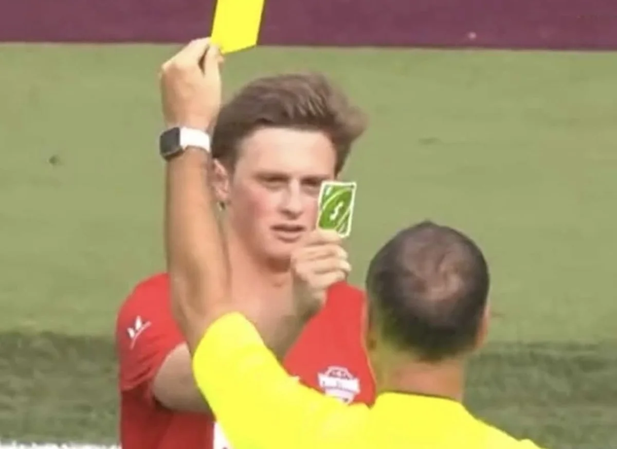Jogador recebe cartão amarelo e reverte com carta do jogo UNO, futebol  internacional