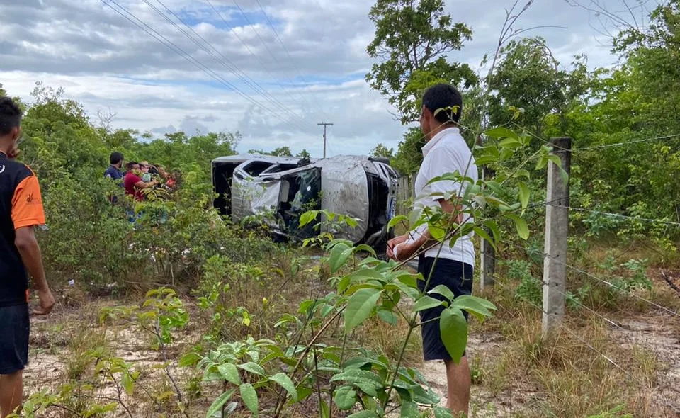 Carro conduzido por médico capotou na BR 343