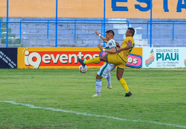 Gilmar Bahia derruba Rhuann dentro da área