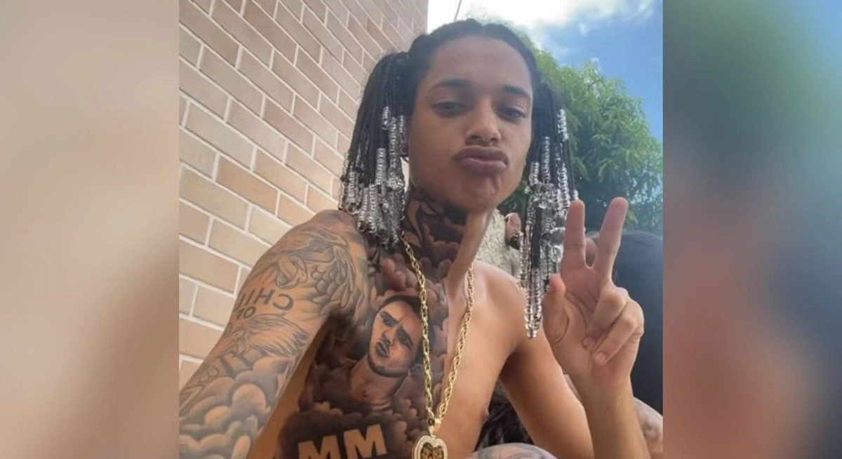 O rapper Oruam tatuou o rosto do pai, que é traficante