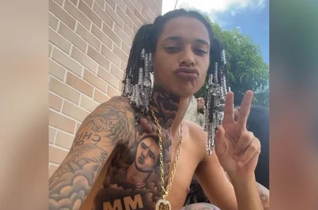 O rapper Oruam tatuou o rosto do pai, que é traficante