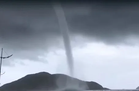 Tromba d'água na Praia do Santinho, em Florianópolis