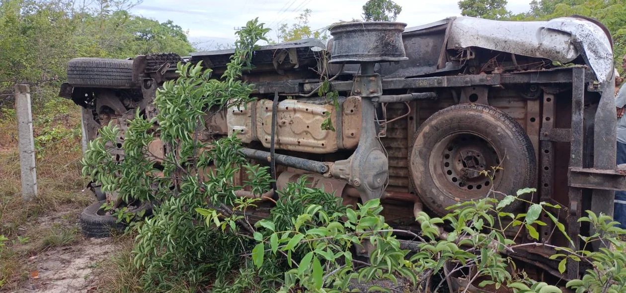 Veículo capotou na BR 343