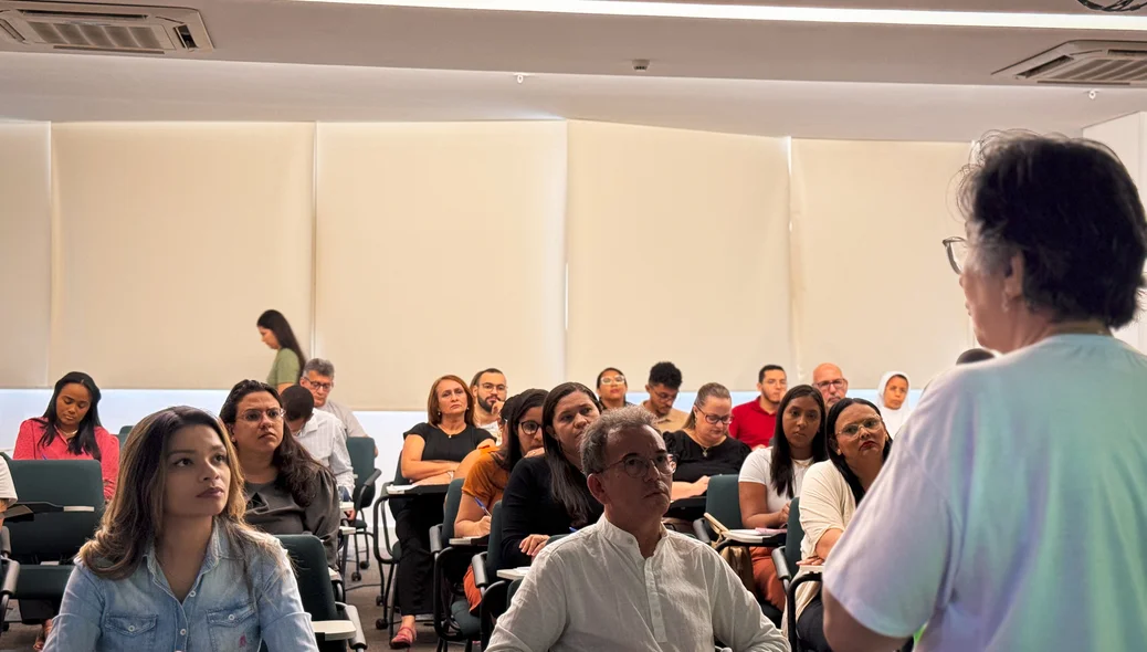 A palestra reunindo professores, diretores, coordenadores e psicólogos das escolas filiadas