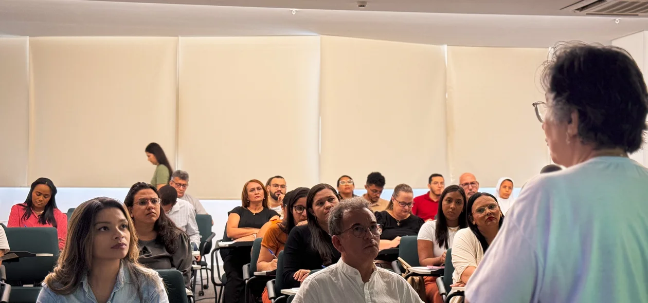 A palestra reunindo professores, diretores, coordenadores e psicólogos das escolas filiadas