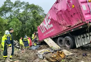 Acidente entre caminhão e van no Paraná deixa nove atletas mortos