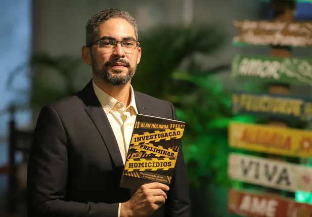 Alan Holanda com o livro “Investigação Preliminar em Homicídios”