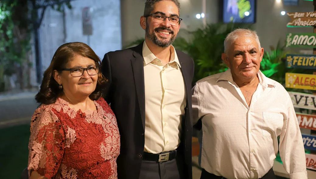 Alan Holanda e os pais no lançamento do livro