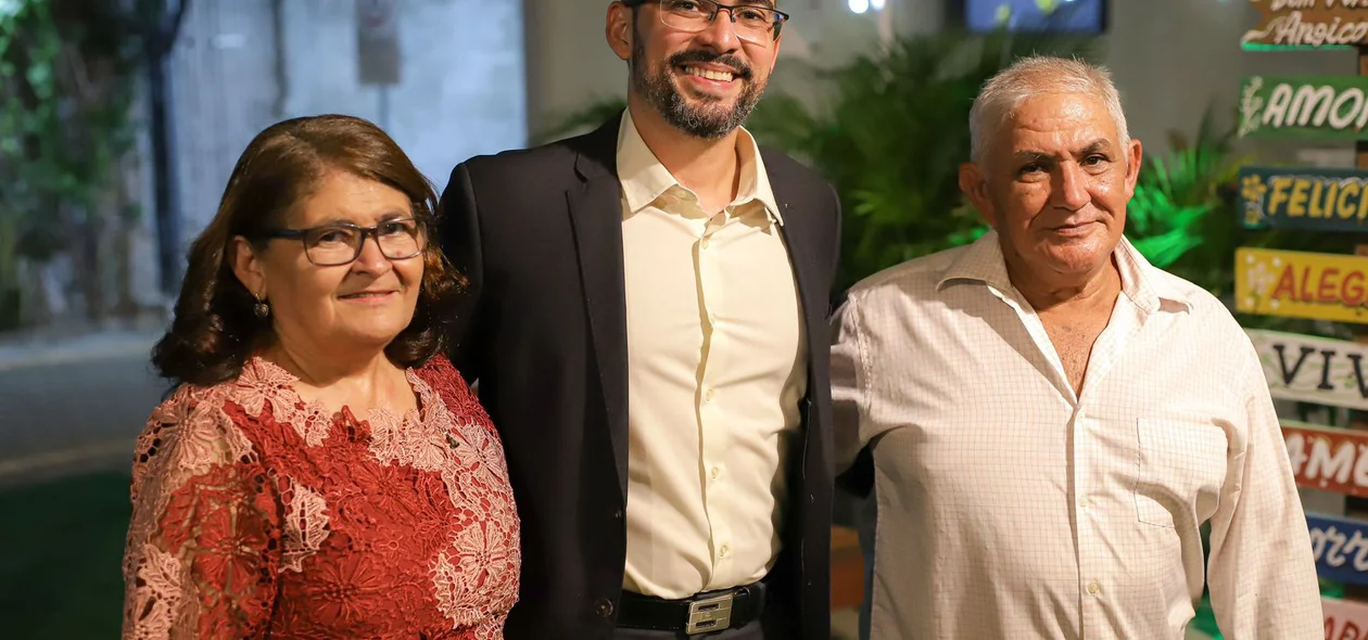 Alan Holanda e os pais no lançamento do livro