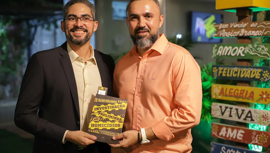 Alan Holanda recebe amigos no lançamento do livro