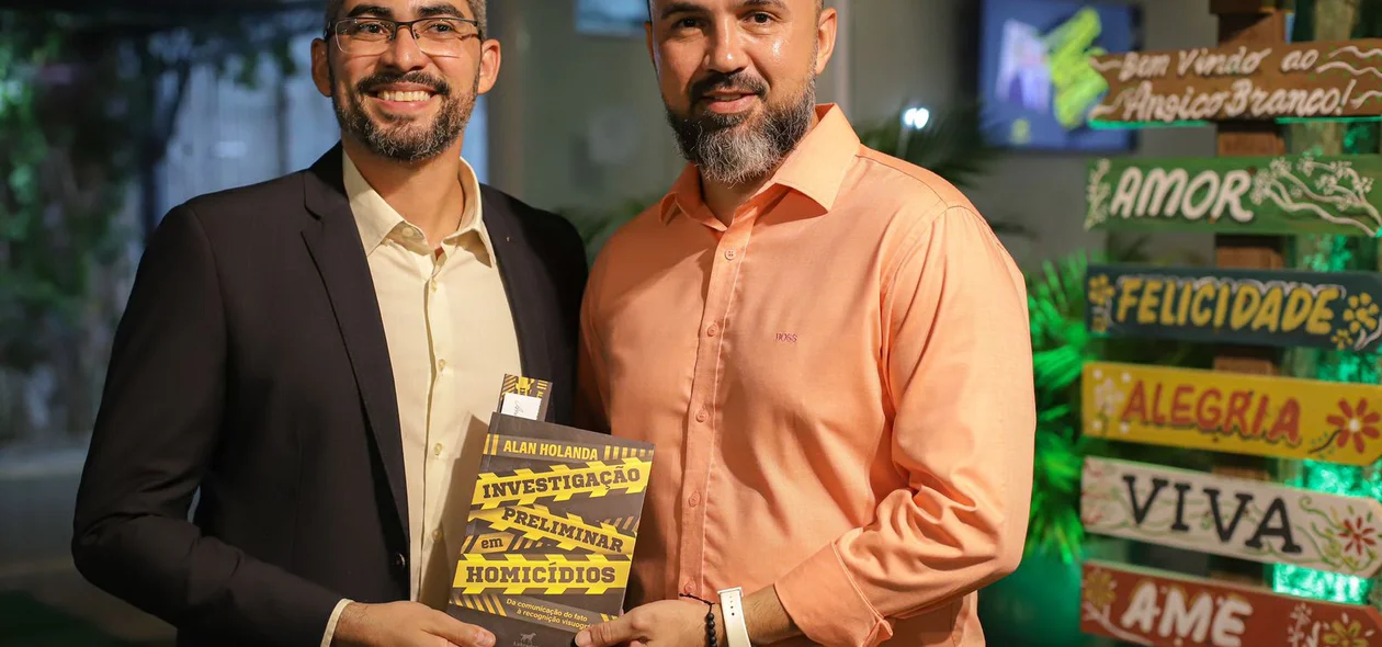 Alan Holanda recebe amigos no lançamento do livro