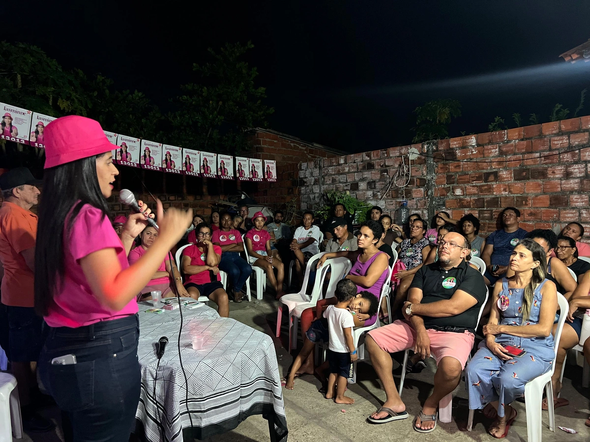 Apoiadores atentos a reunião com a candidata Iasminne Pinheiro