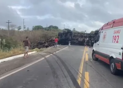 Após acidente, carreta bloqueia duas faixas da rodovia na BR-116.