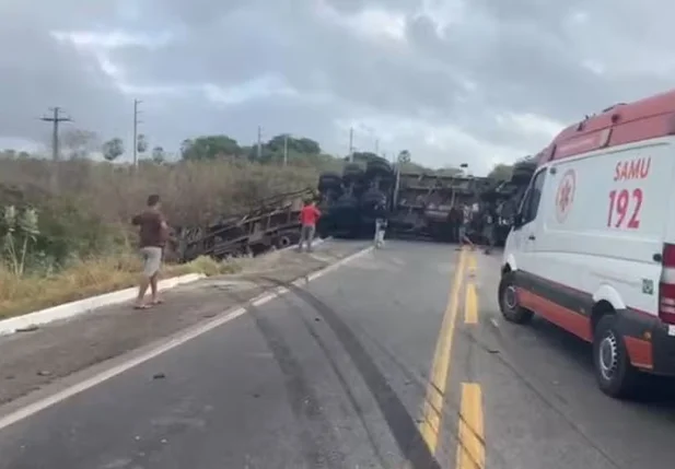 Após acidente, carreta bloqueia duas faixas da rodovia na BR-116.