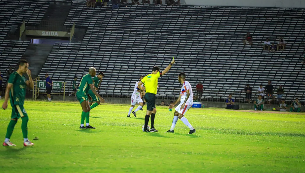 Árbitro advertindo jogador na final do Piauieinse Série B 2024