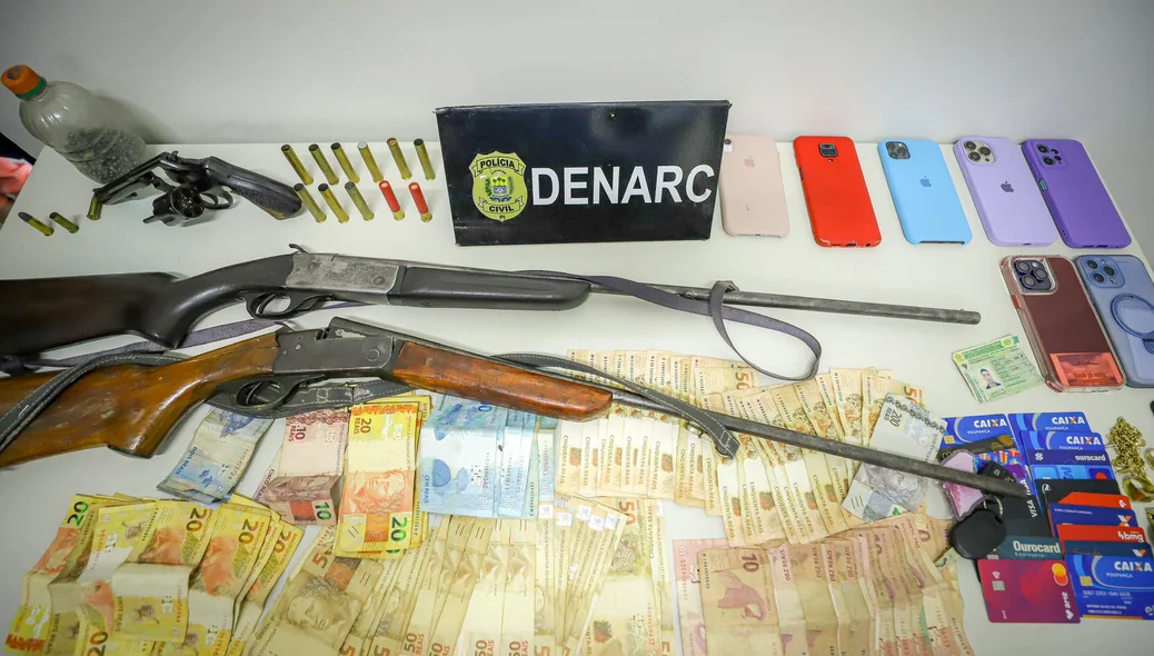 Armas e dinheiro apreendido durante operação do DENARC