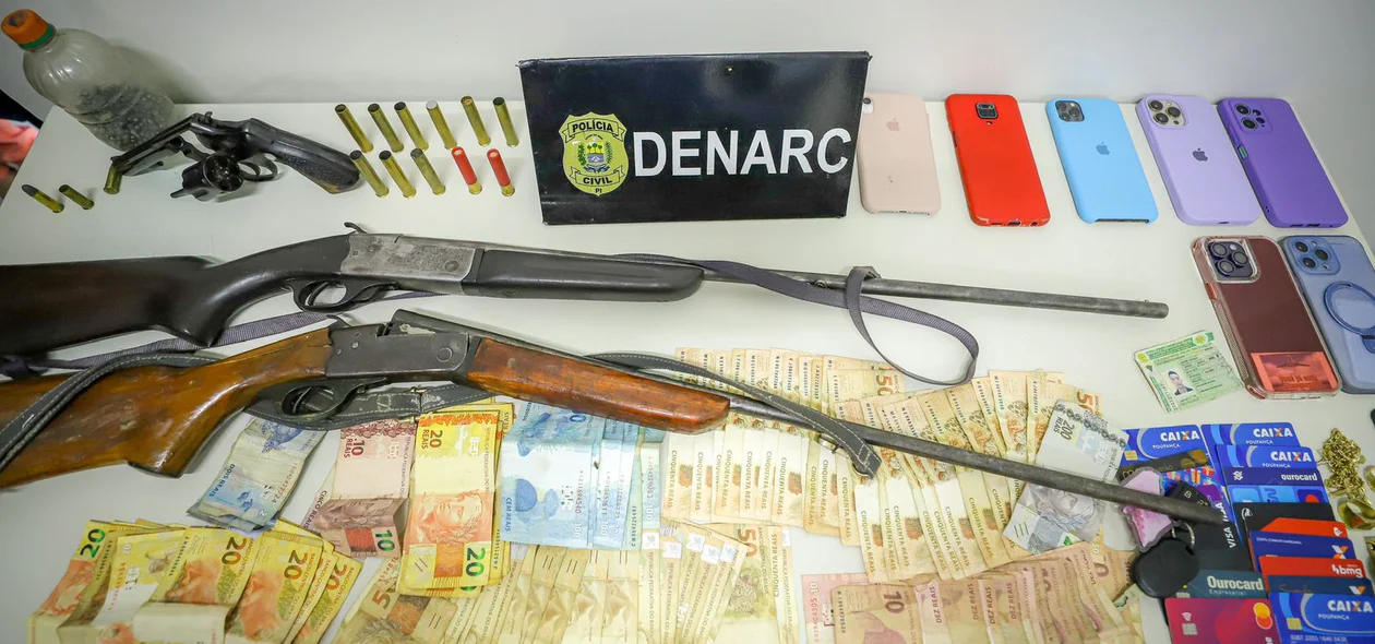 Armas e dinheiro apreendido durante operação do DENARC