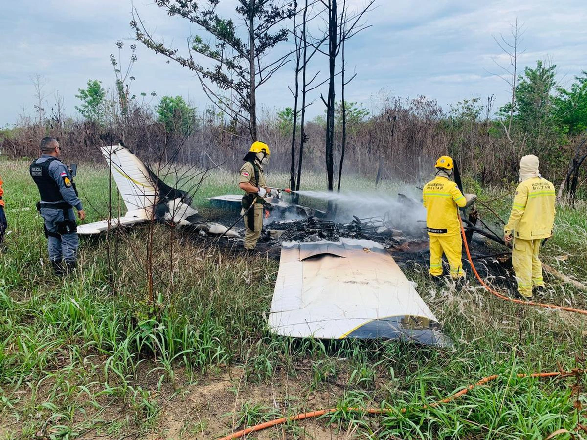 Avião com drogas é interceptado pela FAB e pega fogo no Amazonas