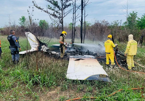 Avião com drogas é interceptado pela FAB e pega fogo no Amazonas