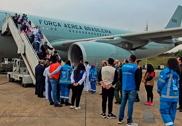 Avião da FAB com brasileiros repatriados do Líbano