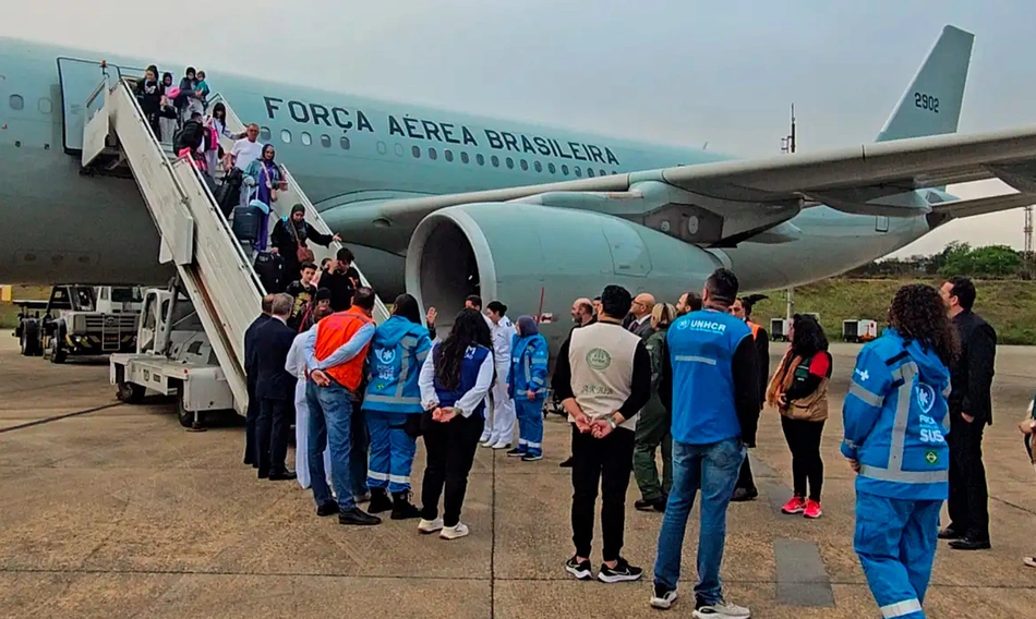 Avião da FAB com brasileiros repatriados do Líbano