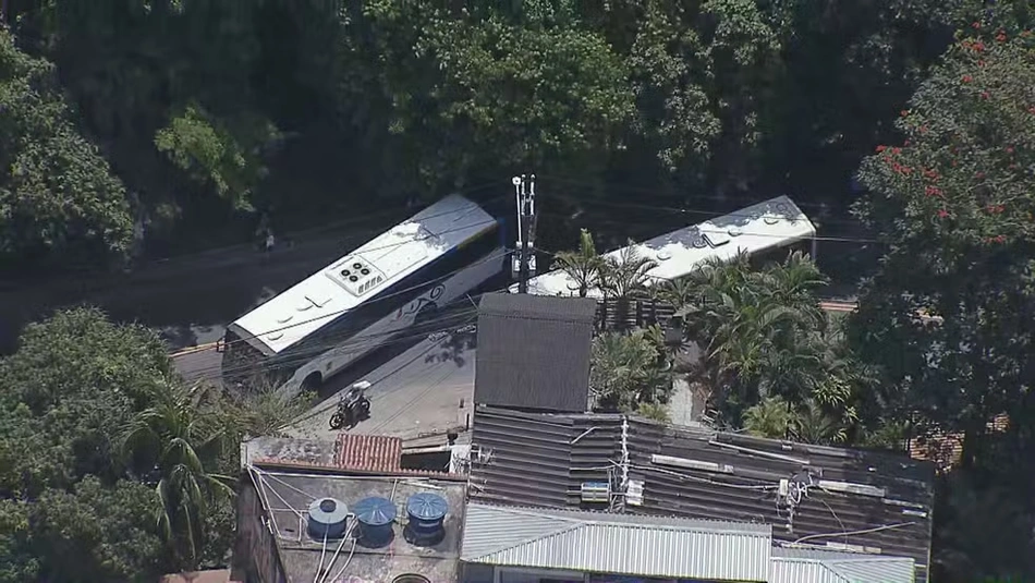 Barricada de ônibus feita em ação criminosa no Rio de Janeiro.