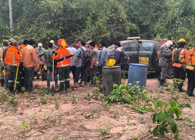 Bombeiros militares combatendo incêndios na fronteira com a Bolívia