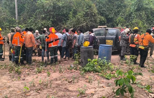 Bombeiros militares combatendo incêndios na fronteira com a Bolívia