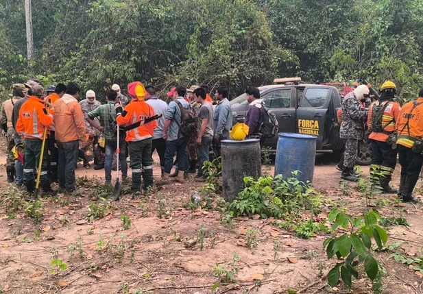 Bombeiros militares combatendo incêndios na fronteira com a Bolívia