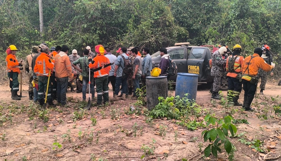 Bombeiros militares combatendo incêndios na fronteira com a Bolívia