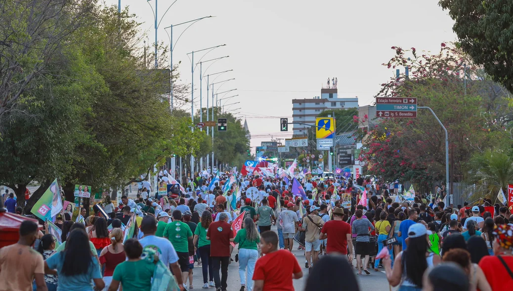 Caminhada de Fábio Novo percorreu as ruas de Teresina