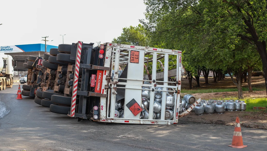 Caminhão carregado com botijões tomba na BR 343