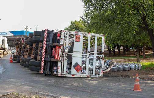 Caminhão carregado com botijões tomba na BR 343