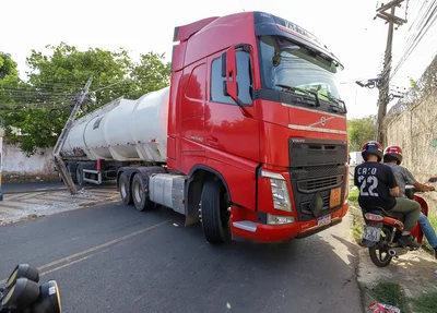 Caminhão colidiu contra um poste que fica na calçada do CMEI Vila Mariana Fortes