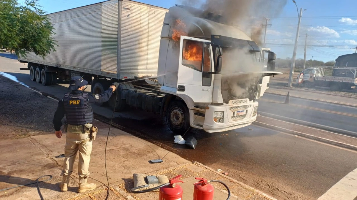 Caminhão pega fogo na BR-316 em Picos